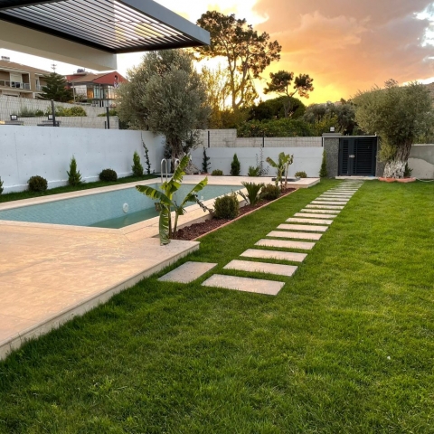 Çeşme Sakarya Mahallesinde Satılık Müstakil Villa Havuz